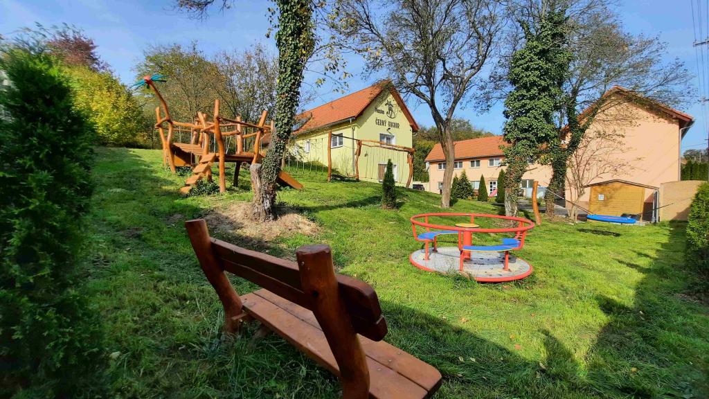 Dětské hřiště s prolézačkami a houpačkami